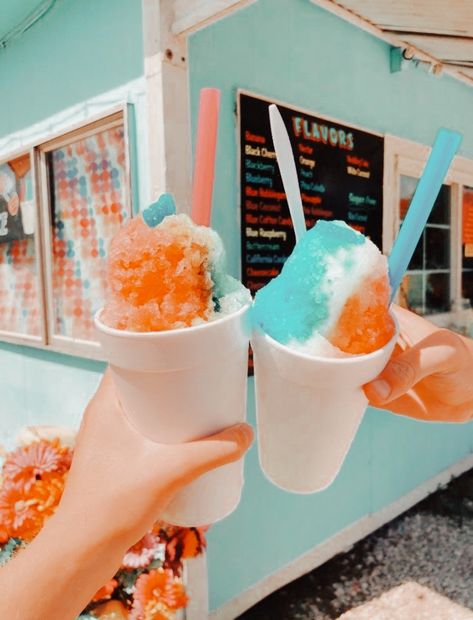 two people holding snowcones (preppy) Food Gallery, Food Wallpaper, Snow Cones, Ice Creams, Quick Snacks, How Sweet Eats, Diy Food, Yummy Snacks, Diy Food Recipes