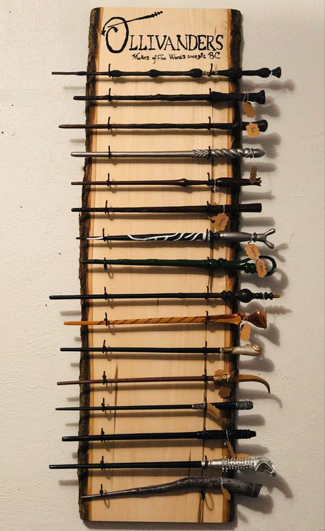 Wand Stand Diy Harry Potter, Harry Potter Wand Holder Diy, Wand Display Ideas, Homemade Wands Harry Potter, Harry Potter Wand Display Ideas, Wand Display Diy, Wand Holder Diy, Wand Holder Harry Potter, Homemade Wands