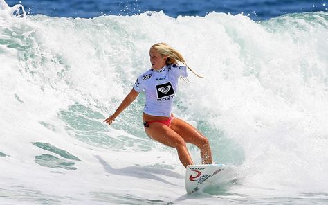 Losing her arm in a shark attack didn't stop young Bethany Hamilton from   pursuing a successful surfing career Noah Movie, Alana Blanchard, Bethany Hamilton, Soul Surfer, Surfer Style, Learn To Surf, Surf Life, Break Dance, Big Waves