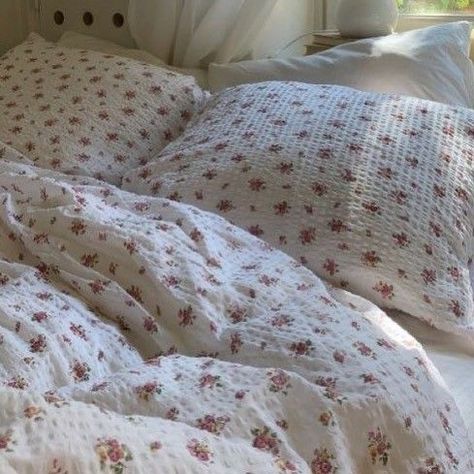 Floral Bedding Aesthetic, Coastal Princess, Floral Bedsheets, Room Organisation, Flower Sheets, Flower Bedding, New Room Ideas, Future Room, Floral Bedding