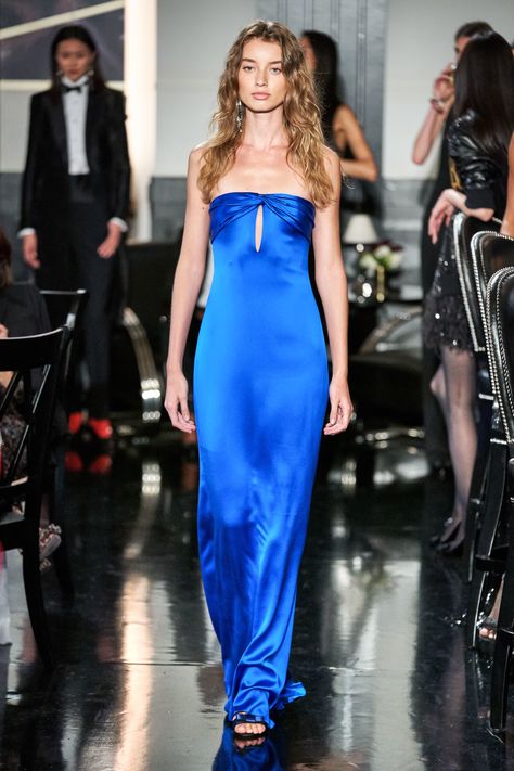 Ralph Lauren Fall 2019 Ready-to-Wear Fashion Show Collection: See the complete Ralph Lauren Fall 2019 Ready-to-Wear collection. Look 31 Ralph Lauren 2023, Masquerade Dress, Ralph Lauren Fall, Fashion Show Collection, Evening Attire, Vogue Paris, Dress Code, Fancy Dresses, Primavera Estate