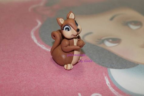 a sweet squirrel - CakesDecor..tutorial Fondant Squirrel, Squirrel Cake, Baby Shower Gender Reveal Cake, Sugar Animal, Cute Cake Toppers, Noahs Ark Baby Shower, Fondant Tips, Woodland Cake, Fondant Animals