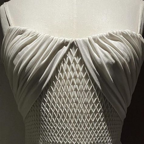 The Fashionable Exhibit on Instagram: "Dress by Raphaël 1947-1950, displayed in ‘Azzedine Alaïa, couturier collectionneur’ at the Palais Galliera, Paris. January 2024. #palaisgalliera #museegalliera #museedelamodedelavilledeparis #azzedinealaiacouturiercollectionneur #azzedinealaïacouturiercollectionneur #azzedinealaiacouturierandcollector #azzedinealaia #azzedinealaïa #fashionexhibition #fashionmuseum #fashioncuration #fashionhistory #historyoffashion #vintagefashion #vintagedress #fashioninmuseums #dressinmuseums #1940sfashion #1940sdress" Inspiration For Fashion Design Ideas, Fabrics For Dresses, Paris January, Fashion 2025, Smocking Dress, Azzedine Alaïa, Bee Costume, Garment Details, Instagram Dress