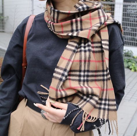 Vintage Burberry Scarf, Styling Burberry Scarf, How To Style Burberry Scarf, Burberry Scarf Outfit Winter, Cashmere Scarf Outfit, Burberry Scarf Outfit, Plaid Scarf Outfit, Burberry Clothes, Outfits With Scarves