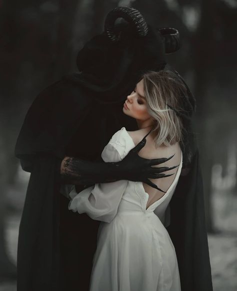 Kerri Maniscalco, Gothic Photography, Gothic Bride, Arte Peculiar, Halloween Photography, Ange Demon, Dark Love, Fantasy Photography, Halloween Photoshoot