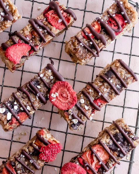 Super easy homemade & chewy Strawberry Banana Granola Bars that are dairy-free, low in sugar, and filled with wholesome ingredients! Strawberry Cheerio Bars, Homemade Strawberry Granola Bars, Freeze Dried Strawberry Granola Bars, Freeze Dried Strawberries Recipe, Simple Granola Bar Recipe, Granola Bars Homemade Healthy, Healthy Homemade Snacks For Kids, Yogurt Granola Bars, Granola Bars Homemade