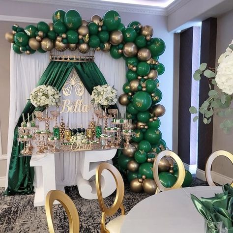 Green And Gold Quinceanera Decorations, Sweet 16 Decorations Emerald Green, Quince Decorations Ideas Backdrops, Emerald Green Quinceanera Centerpieces, Emerald Sweet 16, Green Sweet 16 Theme, Green And Gold Quinceanera Theme, Emerald Green Sweet 16, Quince Theme Ideas