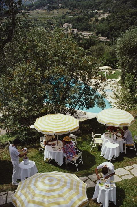 Slim Aarons Photography: How He Captured High Society · Urth Magazine Slim Aaron, Slim Aarons Photography, Star Of The Day, Environmental Portraits, Slim Aarons, The Chateau, Image Archive, Vintage Classics, Modern Photography