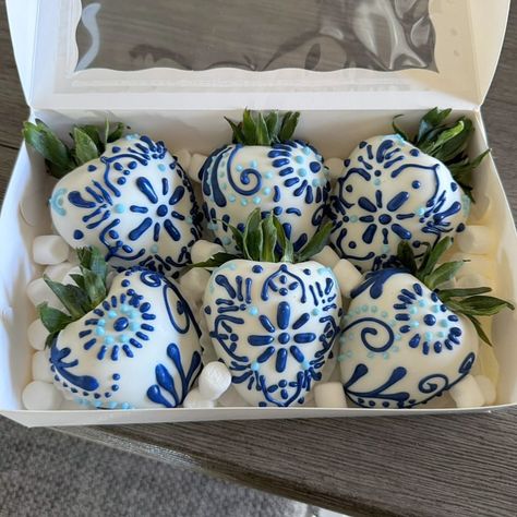 Fresari | Mexican Talavera 💙🌀🦋 . . . . #talaverastrawberries #talaveraberries #chocolatestrawberries #chocolatedippedstrawberries | Instagram Mexican Food For Wedding, Clase Azul Birthday Theme, Talavera Quinceanera, Mexican Wedding Desserts, Creative Baked Goods, Talavera Party Ideas, Talavera Birthday Party, Talavera Baby Shower Ideas, Talavera Party Decoration