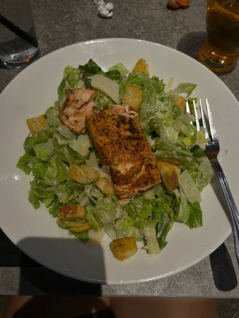 Salad Recipes Summer, Salad With Fish, Healthy Food Salad, Salmon Caesar Salad, Recipe Salmon, Food Salad, Yard House, Recipes Summer, Salad Healthy