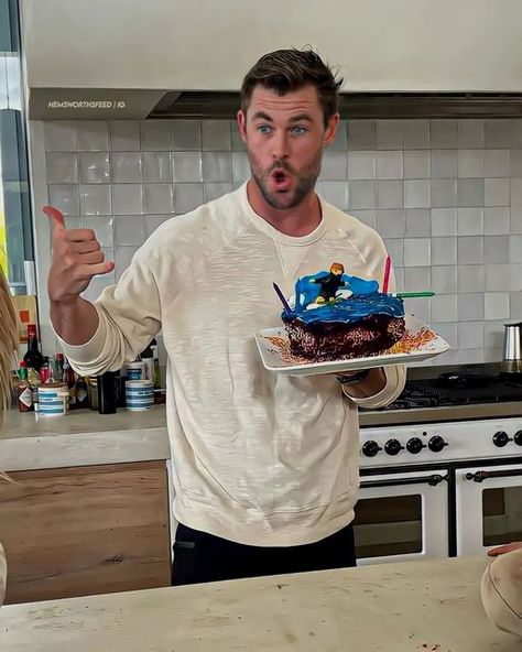 Chris Hemsworth Gif, Chris Hemsworth Funny, Happy Birthday Chris, Hemsworth Brothers, Chris Hemsworth Thor, Dating Help, Cakes For Men, Man Thing Marvel, Funny Wallpaper