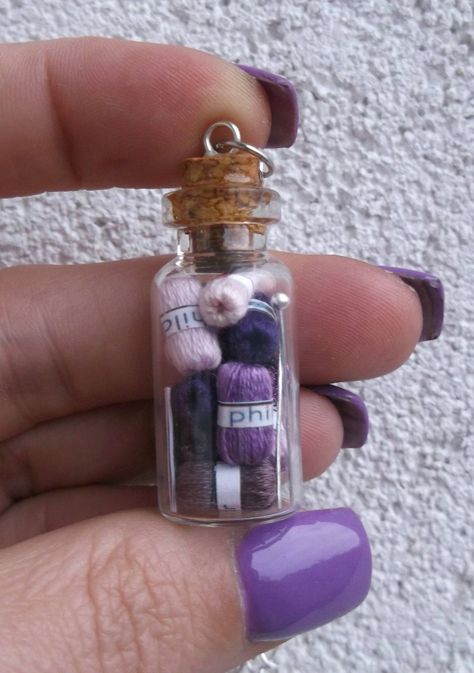 Things To Put In Tiny Jars, Miniature Glass Bottle Crafts, Tiny Glass Bottle Crafts, Miniature Bottle Crafts, Tiny Bottles Ideas, Tiny Jar Crafts Bottle Charms, Little Glass Bottles Ideas, Mini Jars Ideas, Little Bottle Crafts