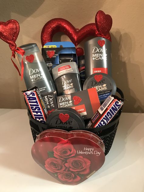 Valentines Baskets For Him, Diy Valentine Gifts For Boyfriend, Diy Valentines Day Gifts For Him, Cadeau St Valentin, Cute Anniversary Gifts, Valentines Day Baskets, Gift Baskets For Him, Valentine Gift Baskets, Boyfriend Gift Basket