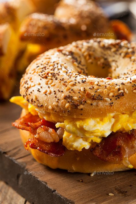 Bagel Breakfast Sandwich, Breakfast Bagel, Bacon Eggs, Bacon Egg And Cheese, Bagel Sandwich, Bacon Breakfast, Bagel Recipe, Breakfast Sandwiches, On Toast