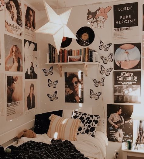 Aesthetic Harry Styles Room, Room Ideas Aesthetic Harry Styles, Aesthetic Book Room Decor, Harry Styles Wall Decor Aesthetic, Harry Room Decor, Tumblr Rooms Aesthetic, Harry Styles Bedroom Decor, Harry Styles Room Decor Ideas, One Direction Room Aesthetic