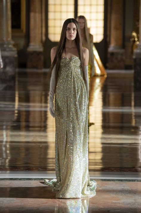 Haute Couture Gowns, Valentino Haute Couture, Valentino Fashion, Collection Couture, Valentino Couture, Moda Paris, Spring Couture, Vogue Uk, Couture Week