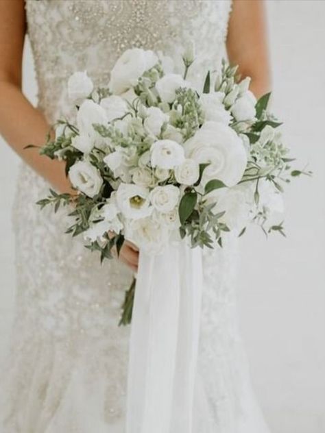 Bridal Bouquet Fresh Flowers, Lisianthus Wedding Bouquet, Bridal Bouquet Modern, Organic Bridal Bouquet, Lisianthus Bouquet, Bouquet Ranunculus, Classic Bridal Bouquet, Classy Weddings, Bridesmaid Suits