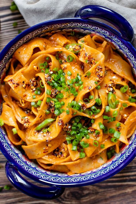 Noodles With Gochujang, Vegan Gochujang Noodles, Gochujang Recipe Vegan, Vegan Gochujang Recipes, Asian Food Vegetarian, Gochujang Potatoes, Gochujang Vegan, International Dinner Recipes, Vegan Gochujang