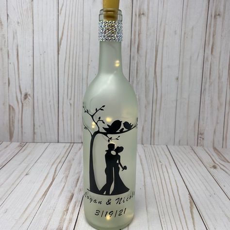 750 Ml Frosted Wine Bottle With Adorable Wedding Scene And Your Names/Special Date! Comes With Cork Lights That Have Five Settings And Are On Timer. Custom Colors/Designs Available Just Leave Me A Comment! Wedding Wine Bottles, Decorated Wine Glasses, Wedding Scene, Fairy Lamp, Black Vase, Wine Bottle Decor, Bottle Gift, Mini Vase, Wine Bottle Crafts