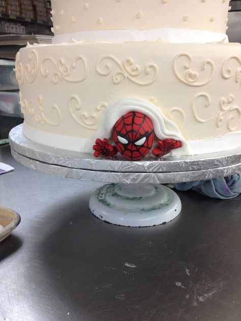 Spider-Man wedding cake Spider Man Wedding Dress, Spider Man Grooms Cake, Spiderman Wedding Ring, Spiderman Grooms Cake, Spider Man Wedding Cake, Spider Man Themed Quince, Spider Man Quince, Spider Man Wedding Theme, Spiderman Quince