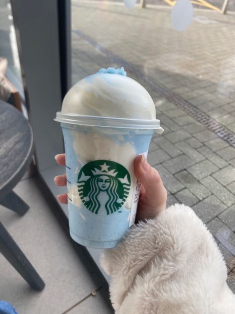 Cinnamoroll Starbucks Drink, Blue Starbucks Drink, Starbucks Frappuccino Recipe, Cold Starbucks Drinks, Secret Starbucks Recipes, Iced Starbucks Drinks, Secret Starbucks Drinks, Starbucks Secret Menu Drinks, Starbucks Secret