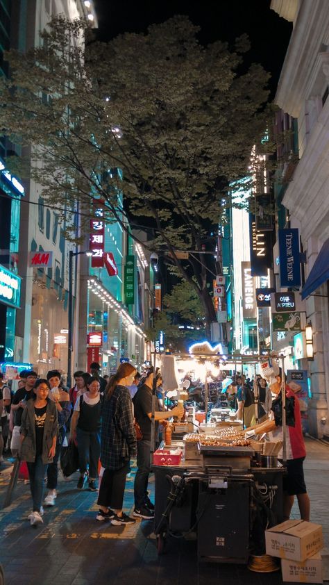 Nature Seoul Shopping Street, South Korea Seoul Food, Myeongdong Aesthetic, South Korea Shopping, Korea Myeongdong, Shopping In Korea, Shopping Korea, Myeongdong Shopping, Myeongdong Seoul