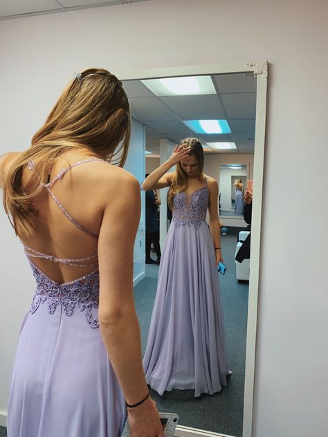 Grad Dresses Purple, Light Purple Grad Dresses, Prom Dress Light Purple, Purple Grad Dresses, Light Purple Prom Dresses, Light Purple Prom Dress, Long Chiffon Evening Dress, Xv Ideas, Revealing Dresses