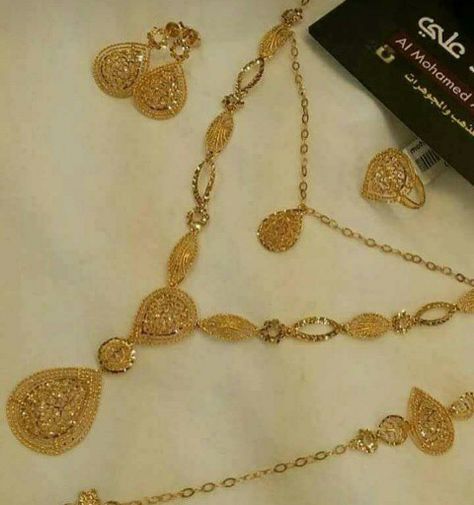 Saudi Gold Jewellery Design, Saudi Design, Crochet Cable Knit, Unique Gold Jewelry Designs, Gold Jewelry Outfits, New Gold Jewellery Designs, Bridal Jewelry Vintage, Fancy Jewelry Necklace, Beautiful Gold Necklaces