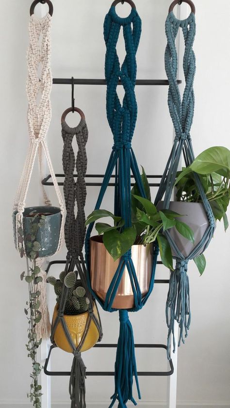 Macrame Plant Hanger Ideas, Easy Macrame Plant Hanger, Plant Hanger Ideas, Plant Hanger Tutorial, Horseshoe Crafts Projects, Hanger Ideas, Easy Macrame, Macrame Plant Hanger Tutorial, Macrame Plant Hanger Patterns