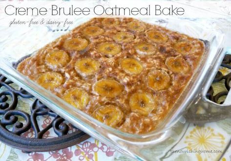 This delicious banana oatmeal bake is the perfect breakfast dish for guests! Brulee Banana, Sugar Free Breakfast, Oatmeal Bake, Banana Baked Oatmeal, Healthy Baked, Baked Banana, Banana Oatmeal, What's For Breakfast, Banana Nut