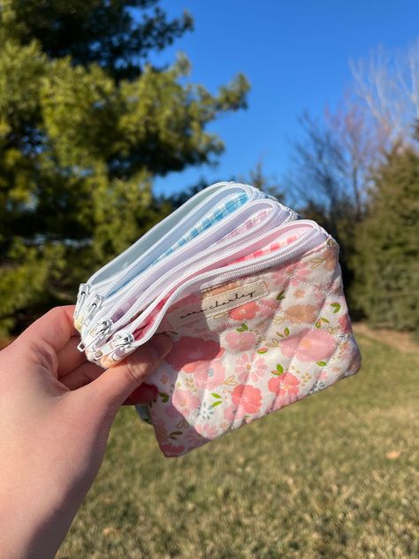 Tiny Zipper Pouch Pattern, Sewn Coin Purse, Coin Pouch Aesthetic, How To Make A Makeup Bag, Pouch Stitching, Mini Bag Pack, Sewing Makeup Bag, Quilted Zipper Pouch, Handmade Makeup Bag