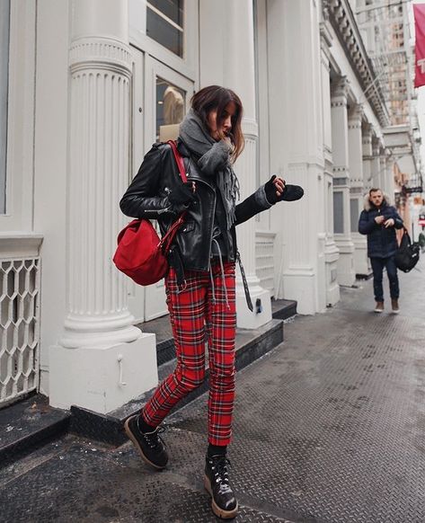 Pinterest • @nikolinamacic Red Tartan Pants Outfit, Tartan Trousers Outfit, How To Style Plaid Pants, Red Pants Outfit, Winter Outfits 2019, Plaid Pants Outfit, Red Plaid Pants, Moda Grunge, Tartan Trousers