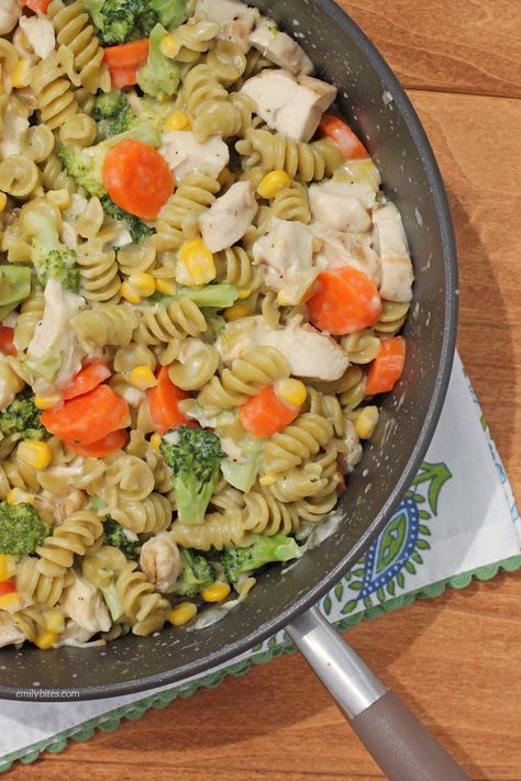 Cheesy Chicken Veggie Pasta Skillet - Emily Bites Chicken Veggie Pasta, Emily Bites, Pasta Skillet, Skillet Pasta, Veggie Pasta, Easy One Pot Meals, Skillet Meals, Cheesy Chicken, Seitan