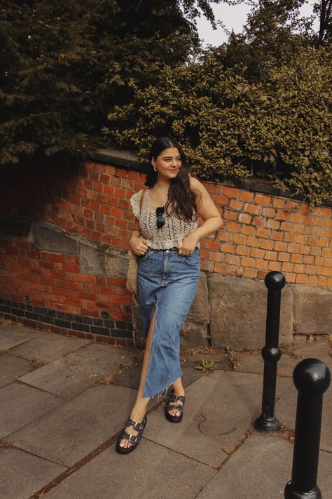 A girl with brown hair poses in front of a red brick wall wearing a crochet top, denim midi skirt and black platform sandals Boho Summer Outfit, Denim Midi Skirt Outfit, Easy Summer Outfit, Midi Skirt Outfit, Boho Summer Outfits, Simple Summer Outfits, Boho Fashion Summer, Denim Maxi, Denim Midi Skirt