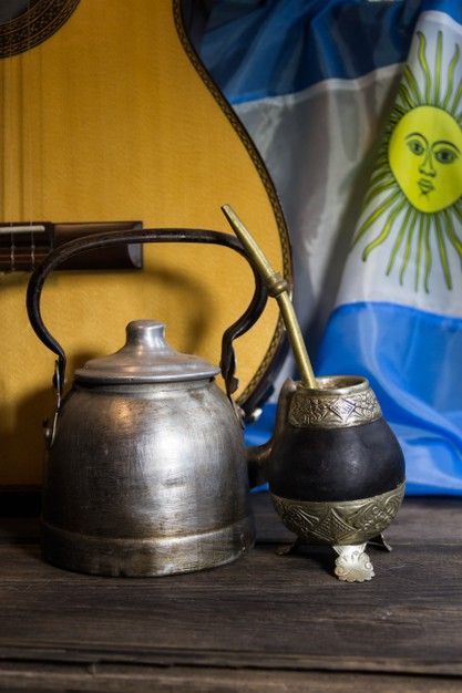 Yerba mate, guitarra y bollería frita co... | Premium Photo #Freepik #photo #pastel #bandera #te #guitarra Yerba Mate, Painting Photos, Premium Photo