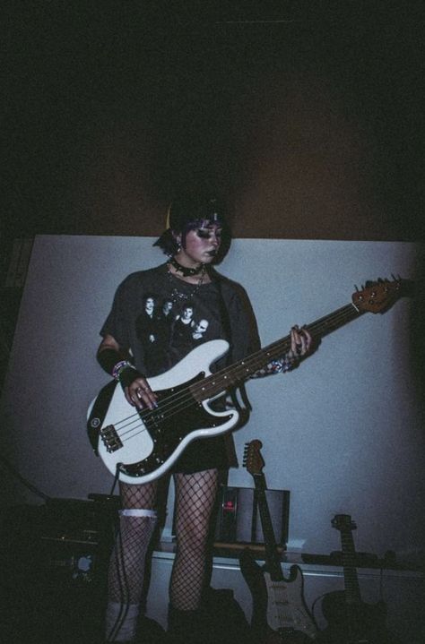 Madeleinecore Aesthetic, Band Grunge Aesthetic, Real Grunge 90s Aesthetic, Aesthetic Grunge Photos, Bass Aesthetic Grunge, Grunge Lifestyle Aesthetic, Skater Girl Aesthetic Grunge, Grunge Teen Aesthetic, Grunge 80s Aesthetic