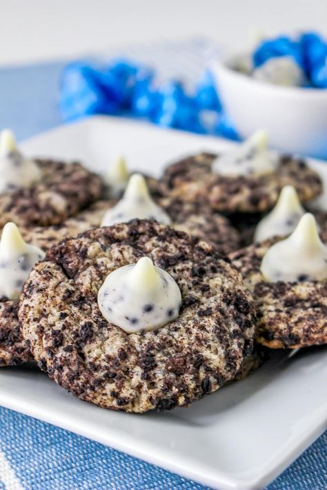 Best Cookies and Cream Blossom Cookies Recipe Cream Horn Cookies, Blossom Cookies Recipe, Cookies And Cream Frosting, Hershey Kiss Cookies, Chocolate Sugar Cookie Recipe, Peanut Butter Blossom, Peanut Butter Kiss Cookies, Oreo Desserts, Peanut Butter Blossom Cookies