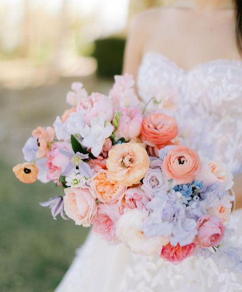 A spring bouquet for Gracie, filled with sweet pea, ranunculus, clematis, freesia and garden roses. Photography: @susieandwill Sweet Pea Bridesmaid Bouquet, Sweet Pea Wedding Bouquet, Sweet Pea Garden, Pea Garden, Sweet Pea Bouquet, Winter Bridal Bouquets, Roses Photography, Bridal Bouquet Summer, Bridal Bouquet Fall