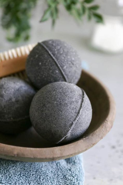 Black Bath Bomb, Active Charcoal, Hello Glow, Bath Bomb Recipes, Crazy Ideas, Bath Bomb Molds, Rose Bath, Black Bath, Market Ideas