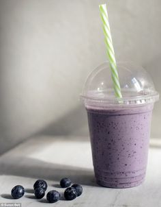 Blueberry muffin protein shake & My no-rules smoothie - get recipe here: http://www.dailymail.co.uk/home/you/article-4428946/Blueberry-muffin-protein-shake-no-rules-smoothie.html Blueberry Muffin Protein Shake, Blueberry Milkshake, Vegetable Juice Recipes, A Balanced Meal, Shakes And Smoothies, Perfect Smoothie, Blueberry Juice, Blueberry Lemonade, Blueberry Fruit