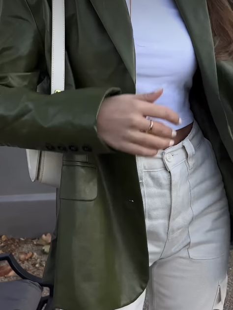 Olive Leather Blazer Outfit, Green Leather Blazer Outfit, Green Old Money Outfit, Olive Green Leather Jacket Outfit, Green Leather Blazer, Dark Academia Girl, Blazer Verde, Olive Clothing, Blazer Outfits For Women