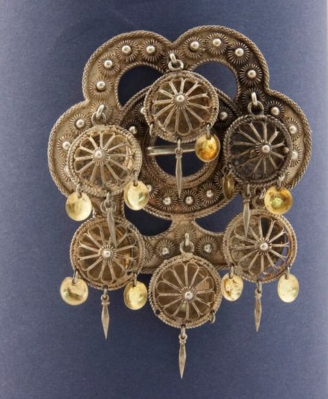 Brooch | Norwegian Metalworking, Brooch, Nilius Marthinius Thune, Silver, Slangesølje, Sølje | Vesterheim Norwegian-American Norwegian Jewelry, Historical Jewellery, Straight Pins, Scandinavian Folk Art, Chatelaine, Antique Photos, Ethnic Jewelry, Cuckoo Clock, Rocks And Minerals