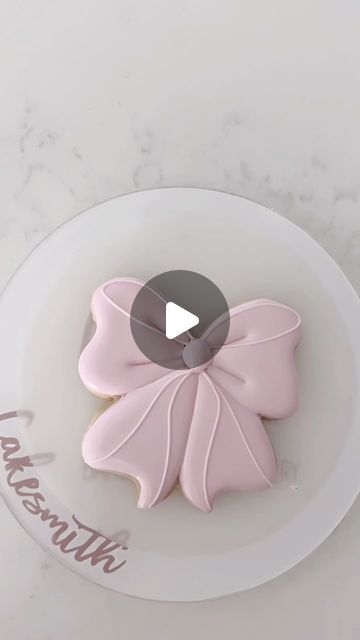 Cheer Bow Cookies Decorated, Future Mrs Cookies, Bow Sugar Cookies Royal Icing, Royal Icing Bows Tutorial, Bow Cookies Royal Icing, Coquette Cookies Decorated, Royal Cookies Ideas, Tutu Cookies Decorated, Pink Bow Cookies Decorated