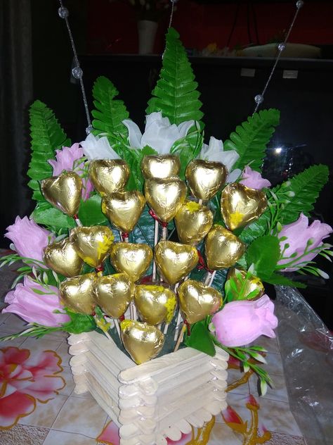 For order call- 8210372922 Homemade Chocolate Bouquet, Diy Engagement Decorations, Chocolate Flowers Bouquet, Valentines Candy, Chocolate Bouquet Diy, Happy Marriage Anniversary, Candy Bouquets, Bridal Gift Wrapping Ideas, Homemade Art