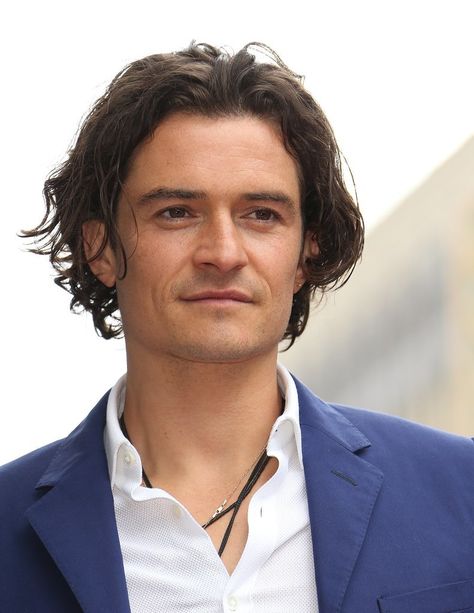 Orlando Bloom Orlando Bloom Aesthetic Wallpaper, Orlando Bloom Hairstyle, Orlando Bloom Wallpaper, Kingdom Of Heaven Orlando Bloom, Orlando Bloom 2022, Hairstyle Male, Magazine Lifestyle, Smart Hairstyles, Pretty Curls