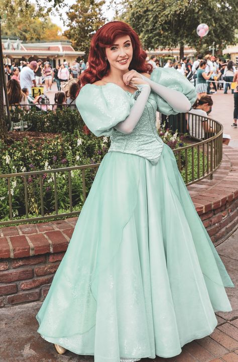 Princess Pose, Princess Poses, Disneyland Face Characters, Disney Dance, Alice Disney, Ariel Makeup, Disney Princess Makeup, Disney Characters Costumes, Disneyland Princess