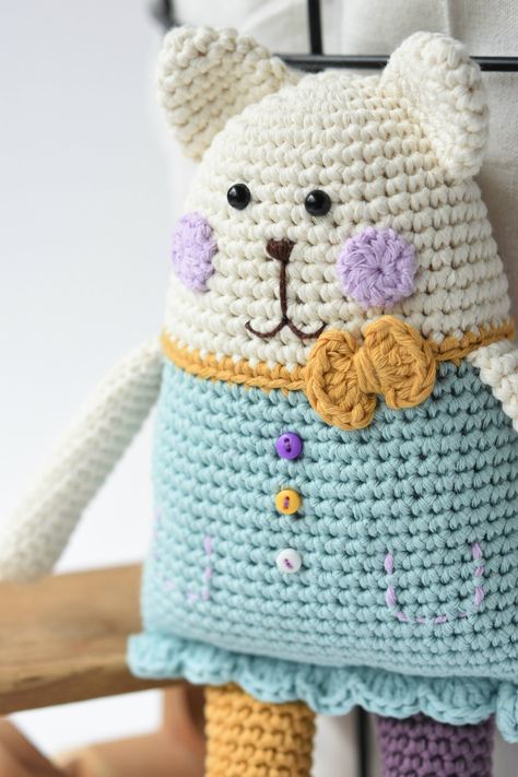 Crochet rag doll inspired cat | Amigurumi toys by lilleliis Crochet Rag Doll, Free Pattern Crochet, Cat Amigurumi, Crochet Baby Toys, Crochet Animal Patterns, Crochet Bear, Crochet Cat, Amigurumi Toys, Crochet Toys Patterns