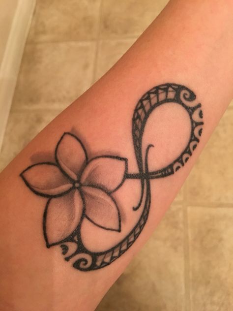 Love love love! Infinity tribal with plumeria! Hawaiian Infinity Tattoo, Chamorro Tattoos, Plumeria Flower Tattoos, Infinity Snake, Snake Totem, Plumeria Tattoo, Polynesian Tattoos Women, Hibiscus Tattoo, Samoan Tattoo