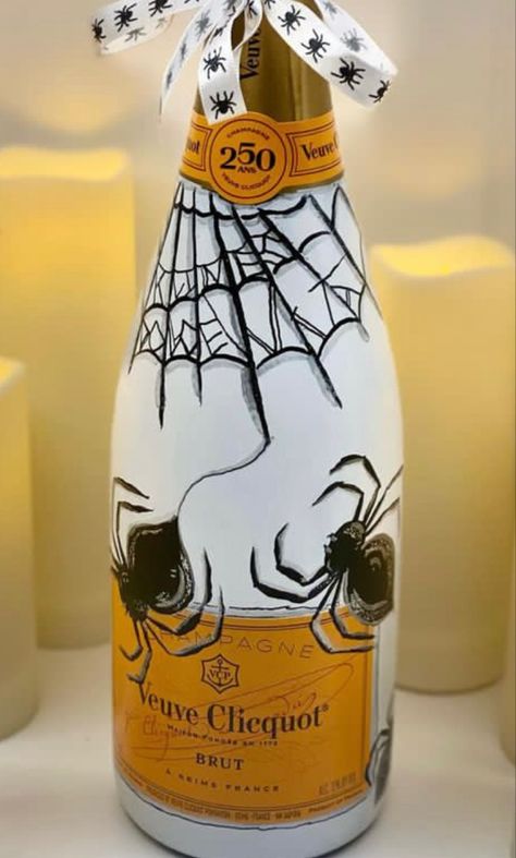 Halloween Painted Champagne Bottles, Diy Prosecco Bottle, Halloween Painted Wine Bottles, Prosecco Painting, Glass Upcycling, Champagne Painting, Bottle Paintings, Champagne Gifts, Bedazzled Liquor Bottles