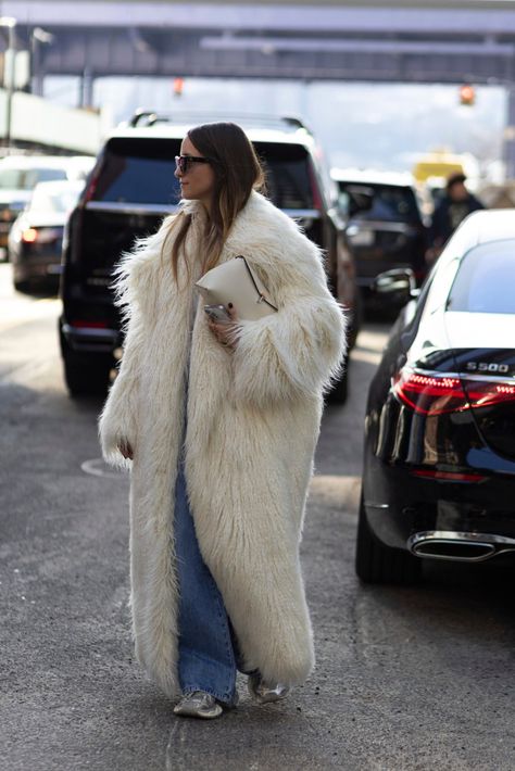 NYFW Street Style Fall 2024: The Best Street Style Looks - FASHION Magazine Fur Jacket Street Style, Fur Coat Street Style, Fur Coat Outfits, Gold Street Style, Big Fur Coat, Winter Street Style, Denim Top Women, Cold Fashion, Street Style Fall